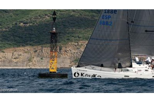 Los regatistas disfrutan con el viento de levante en la 8ª Prueba del Campeonato Interclubs.